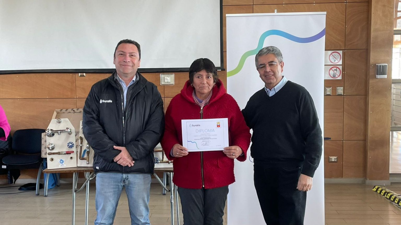 EN MAULLIN JEFAS DE HOGAR APRENDEN GASFITERÍA EN TALLER DE SURALIS