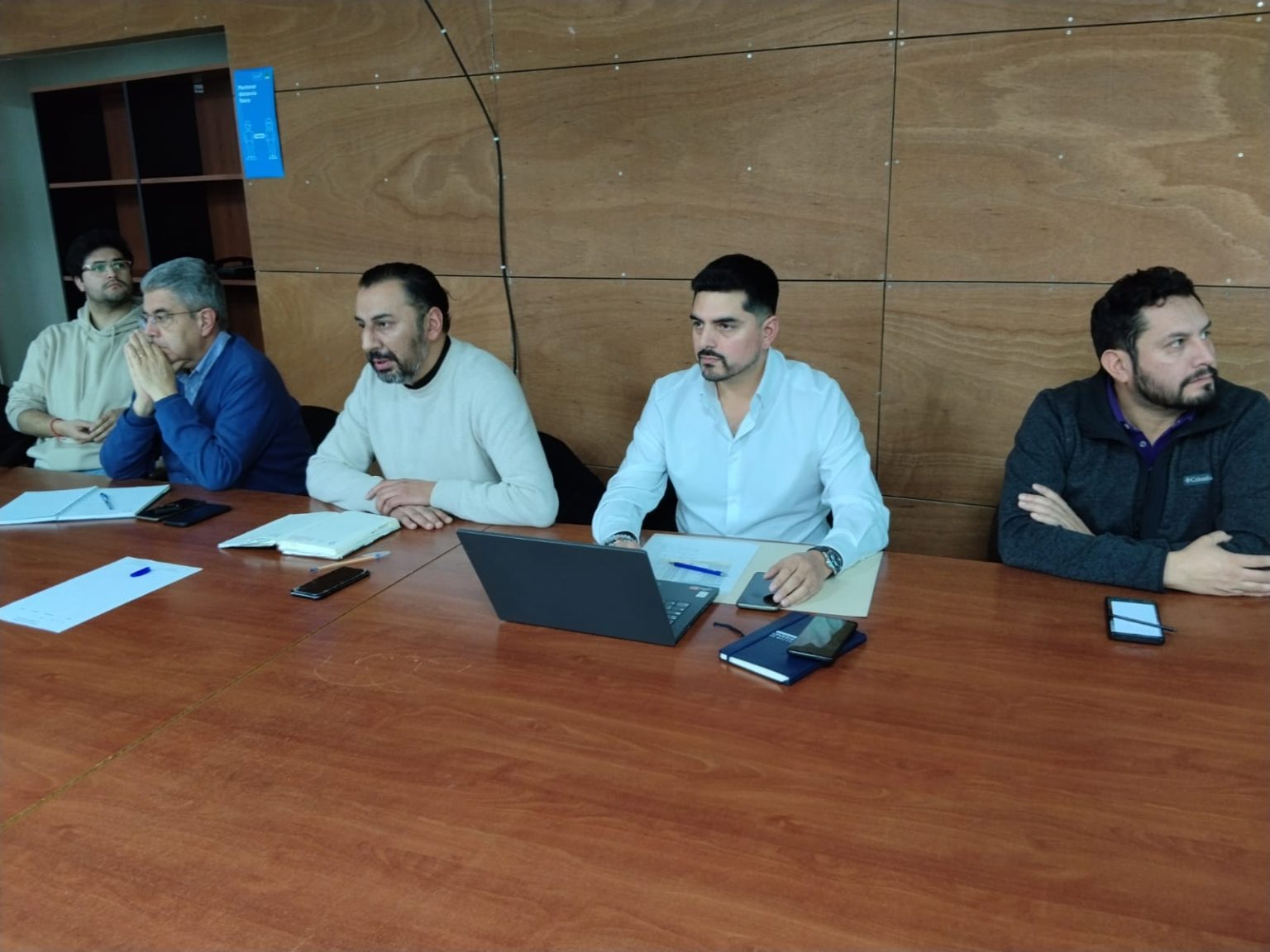 MAULLÍN FORTALECE COORDINACIÓN CON VIALIDAD PARA AVANZAR EN CONECTIVIDAD RURAL.