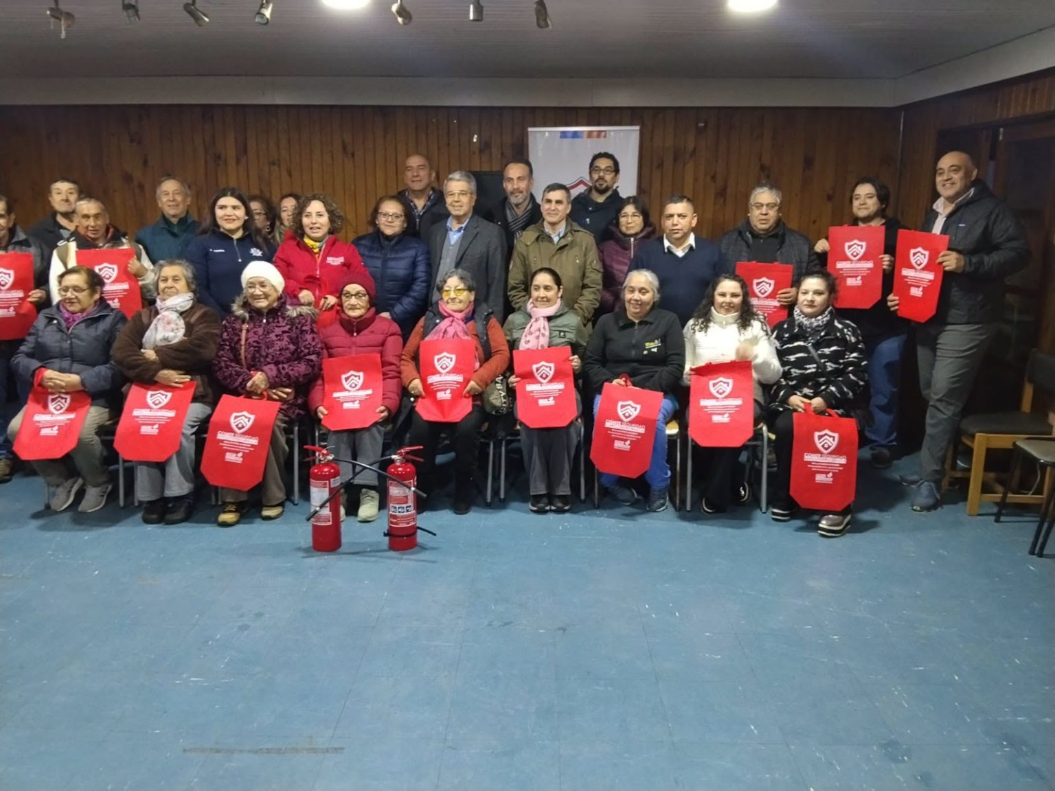 CON PRESENCIA DE AUTORIDADES, CIERRAN PROYECTO DE SEGURIDAD VECINAL EN BARRIO CENTRO DE MAULLÍN CON ENTREGA DE EXTINTORES Y DETECTORES DE HUMO.